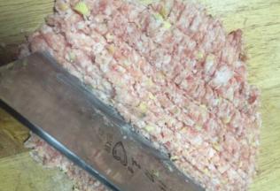 绞肉加老姜再次用刀剁肉泥剁得很融合为止