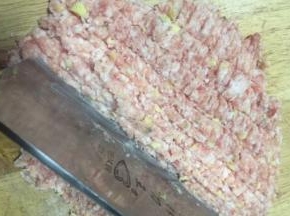 绞肉加老姜再次用刀剁肉泥剁得很融合为止
