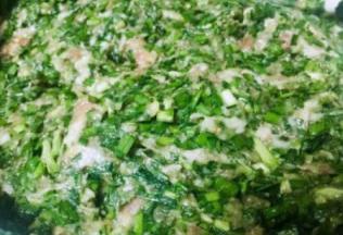 加入适量的水把韭菜和肉泥朝一个方向搅拌均匀至顺滑