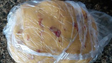 把面团装进保鲜袋，放入冰箱冷藏半小时，冬天放冷藏即可，夏天的话就冷冻几分钟