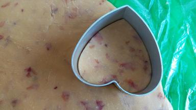 用心形的饼干模具压出心形