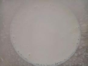 牛奶和玉米油混合至乳化。