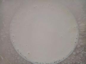 牛奶和玉米油混合至乳化。