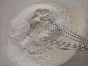 筛入低粉“Z”字形混合均匀。