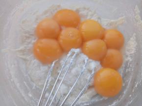 放入蛋黄“Z”字形混合均匀。