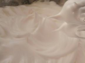 蛋清分三次加入细砂糖打发至尖角。这个时候烤箱150度开始预热。