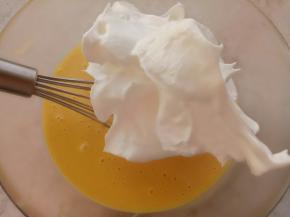 取三分之一蛋白糊放入蛋黄糊里翻拌均匀。