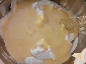 把拌匀的糊倒入剩下的蛋白糊里翻拌均匀。