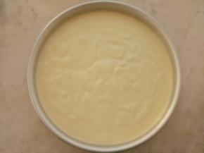 把蛋糕糊倒入10寸戚风模具里，震几下把大气泡震出去。放入已经预热好的烤箱里150度烤70分钟。