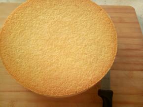 把蛋糕从中间切成两片。