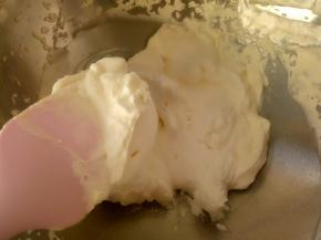 奶油先取350克，加入26克糖粉打至九分发，打老一点做夹层。