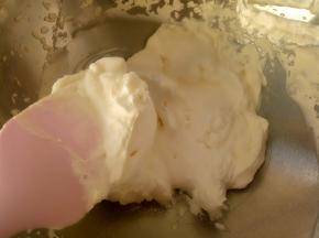 奶油先取350克，加入26克糖粉打至九分发，打老一点做夹层。