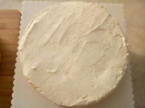 把打好的奶油抹在底层的蛋糕片上，大致抹匀就可以了。