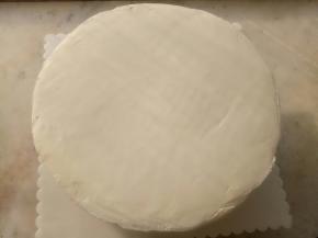 再取450克淡奶油，加入36克糖粉打发至7分发抹面(抹面要多练习才行，我水平也不行，哈哈，所以大家不要害怕抹不好，多做做就好了)