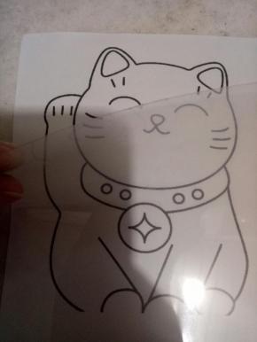 蛋糕上面的图片其实挺简单的，你们看一下图片就明白了，把喜欢的图片用A4纸打印出来，上面放转印透明塑料片固定好。