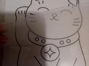 蛋糕上面的图片其实挺简单的，你们看一下图片就明白了，把喜欢的图片用A4纸打印出来，上面放转印透明塑料片固定好。