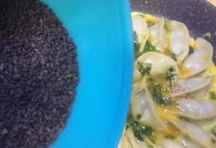 蛋液底部成型，表面还有蛋液时撒入黑芝麻增香，此时改用小火烘烤