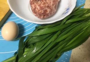 准备食材，韭菜洗净