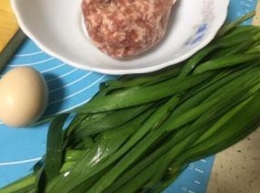 准备食材，韭菜洗净