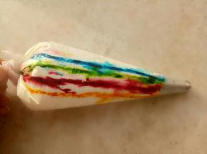 把画好色素的裱花袋翻回来里面放入打好的奶油。