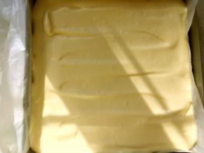 之后用刮棒将表面刮平正，入烤箱150度烤28分钟，表面微微上色即可