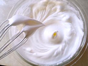 蛋白加几滴柠檬汁，分三次加入砂糖打发至湿性发泡