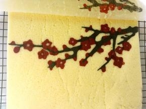 取一张新油纸，将梅花图案朝下，梅花图案横着摆放在中间位置