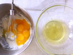 分离鸡蛋，蛋白打至干净容器，蛋黄加入到面糊中