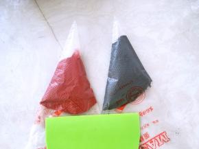 另外一碗面糊加入竹碳粉调成黑色，装入裱花袋，之后排出空气