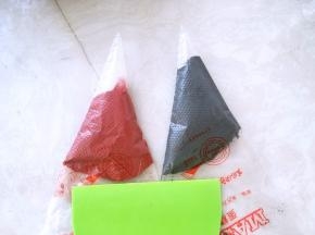 另外一碗面糊加入竹碳粉调成黑色，装入裱花袋，之后排出空气