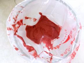 取两个碗，分别装入2大勺翻拌均匀的面糊，剩下的面糊入冰箱冷藏，以免消泡，一碗面糊加入红曲粉调成红色，装入裱花袋