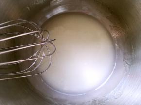 牛奶加玉米油用蛋抽快速搅拌至乳化状态