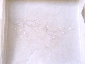 取一点原色面糊，点在大梅花的中间做花蕊