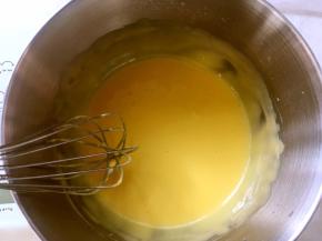 用蛋抽画Z字搅拌均匀，蛋黄糊细腻