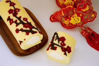 梅花迎春蛋糕卷就做好了，切开即可食用