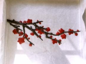 最后用竹炭面糊挤出花枝，入烤箱烤4、5分钟，定型即可，挤出的花朵必须要烘烤一小会定型，不然倒入原色面糊会冲散彩色面糊