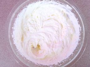 淡奶油加糖粉打发，出现清晰纹路，倾斜打蛋器淡奶油不流动即可