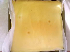 出炉放一旁凉透，之后将油纸揭掉