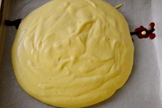 梅花定型后取出，冰箱取出原色面糊，倒入烤盘内