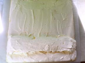 用刮棒抹上淡奶油，靠近自己的这边多一些