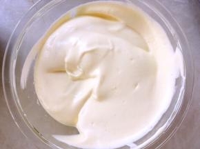 之后将加入剩下的蛋白霜，继续用蛋抽翻拌均匀，最后再用刮棒将底下的翻拌均匀，烤箱预热150度