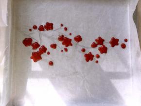 裱花袋剪小口，挤出梅花，小的梅花骨朵点个点就行