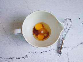 备一个大碗，磕入2鸡蛋，加入细砂糖，蜂蜜，盐搅拌均匀