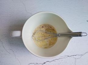 再倒入牛奶和食用油充分搅拌均匀