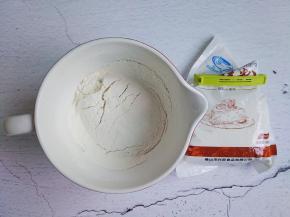 再筛入低筋面粉和泡打粉