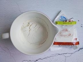 再筛入低筋面粉和泡打粉