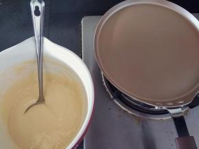 静置好的面糊，再用勺子搅拌一遍