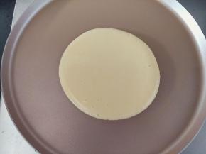 备一个不粘平底锅开小小火，一勺面糊倒入锅的中心点