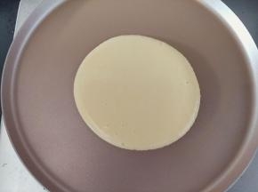 备一个不粘平底锅开小小火，一勺面糊倒入锅的中心点