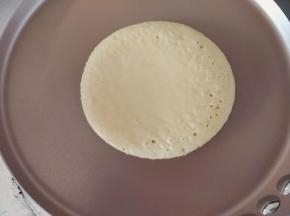 慢慢加热，使面饼出现密集的气泡，气泡胀大破裂，饼皮差不多已熟